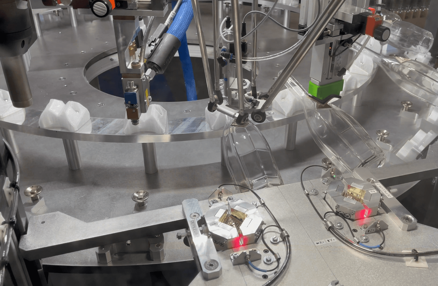 Seal application for bottles with 3-axis delta robot